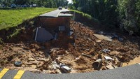 Jalan raya di George County longsor. Hannah Ruhoff/The Sun Herald via AP