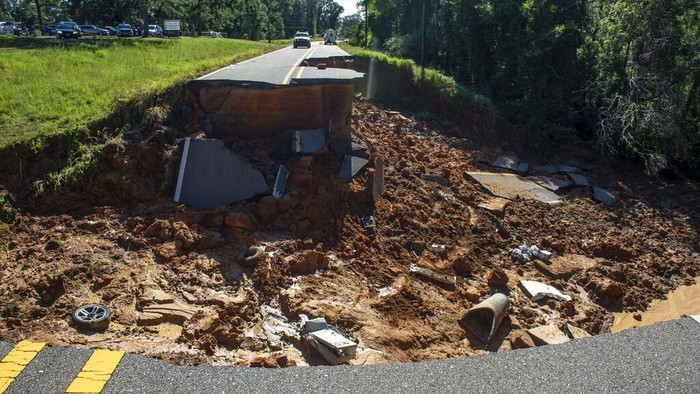 Jalan di Mississippi Putus Akibat Longsor Badai Ida membuat jalan raya di Mississippi, Amerika Serikat (AS), longsor. Jalan raya pun terputus dan tidak dapat dilalui.