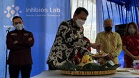 Dengan peresmian serentak ini, Intibios Lab telah hadir di 33 titik layanan yang mencakup Lampung, seluruh provinsi di Pulau Jawa, dan Bali. Intibios Lab adalah buah kolaborasi sejumlah pelaku usaha, dokter, dan tenaga ahli laboratorium setelah melihat Indonesia masih mengalami keterbatasan jumlah laboratorium untuk memenuhi rasio pengujian Covid-19 sesuai rekomendasi Organisasi Kesehatan Dunia PBB (WHO). Kolaborasi ini digagas Enggartiasto Lukita, pengusaha senior dan mantan Menteri Perdagangan RI 2016-2019 bersama pengusaha Sumadi Seng, Belly Budiman, Then Herry, Rio Abdurrachman, dan Dokter Nanny Djaya.   