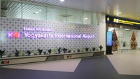 Tiket KA Bandara Internasional Yogyakarta bisa didapatkan di loket stasiun lintas Yogyakarta - Bandara Internasional Yogyakarta mulai 3 jam sebelum jadwal keberangkatan KA. Untuk menciptakan physical distancing, KAI hanya menjual