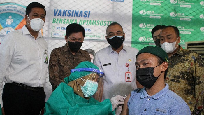 Kejar Target Vaksinasi Pekerja Vaksinasi COVID-19 yang menyasar pekerja terus dikebut demi percepatan herd immunity terus dilakukan. Salah satunya oleh BP Jamsostek.
