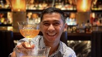 Sering habiskan waktu untuk mencicipi kulineran enak hingga nongkrong di kafe hingga lounge bersama teman-temannya. Ini senyuman manis dari Kenang. Foto: Instagram @kenangmirdad