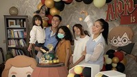 Rayakan ulang tahun sang putri, Kenang dan Tyna kompak memberikan pesta ulang tahun meriah dengan tema Harry Potter. Foto: Instagram @kenangmirdad
