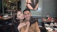Romantisnya kenangan Kenang dan Tyna yang sering makan malam bersama. Banyak orang yang tak menyangka dengan kabar perceraian ini. Foto: Instagram @kenangmirdad