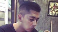 Kalap makan burger di Pasar Santa, Kenang tak sadar sampai memesan tiga buah burger yang menurutnya enak. Foto: Instagram @kenangmirdad