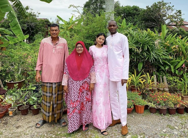 Ini lah gerai kami, sudah dipasang banner. Kita menjual berbagai perabotan kayu, ini adalah kantor kecil di gerai kami. Sekarang saya ingin memeriksa berapa barang yang akan diantar ke pelanggan, kata Filah di video Youtubenya. Sukses membangun bisnis furniture, keduanya pun membeli rumah baru pada 25 Februari 2021. Rumah dua lantai bernuansa modern minimalis menjadi pilihan keduanya. Foto: Dok.Instagram @filaamir.