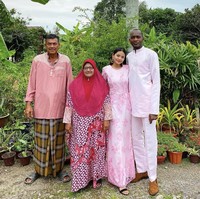 Ini lah gerai kami, sudah dipasang banner. Kita menjual berbagai perabotan kayu, ini adalah kantor kecil di gerai kami. Sekarang saya ingin memeriksa berapa barang yang akan diantar ke pelanggan, kata Filah di video Youtubenya. Sukses membangun bisnis furniture, keduanya pun membeli rumah baru pada 25 Februari 2021. Rumah dua lantai bernuansa modern minimalis menjadi pilihan keduanya. Foto: Dok.Instagram @filaamir.