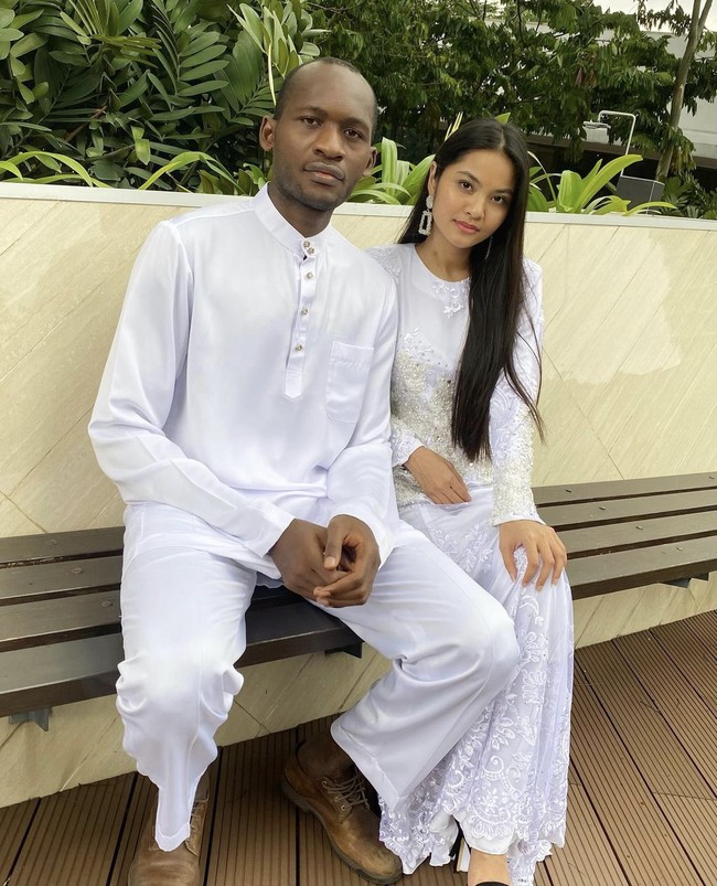 Hubungan Nur Afilah Amir Rusdi dan Adama Mohamed Camara menjadi atensi di media sosial pada 2019. Kisah cintanya terjadi ketika ia bertemu dengan pria yang kini menjadi suaminya saat menangis di Pavilion mal di Kuala Lumpur pada Desember 2018. Menurut mStar, wanita yang akrab disapa Fila ini tengah duduk di sebuah kafe dan merasa kesal dengan temannya. Foto: Dok.Instagram @filaamir.