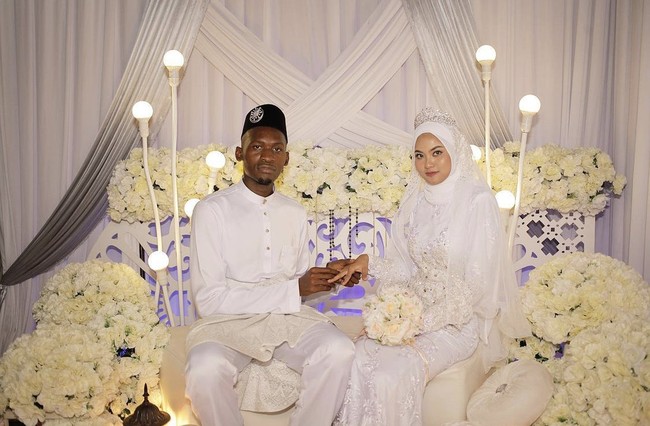 Banyak orang yang mengira kami tidak bekerja dan hanya membuat konten saja di media sosial. Pendapatan utama kita dari bisnis furniture ini, maka dari itu saya selalu bekerja keras, ungkap Adama. Toko tersebut diberi nama Camara Legacy Furniture yang menjual berbagai perlengkapan rumah tangga dan perkantoran. Mulai dari lemari, meja dan perabotan dari kayu jati lainnya. Foto: Dok.Instagram @filaamir.