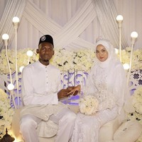 Banyak orang yang mengira kami tidak bekerja dan hanya membuat konten saja di media sosial. Pendapatan utama kita dari bisnis furniture ini, maka dari itu saya selalu bekerja keras, ungkap Adama. Toko tersebut diberi nama Camara Legacy Furniture yang menjual berbagai perlengkapan rumah tangga dan perkantoran. Mulai dari lemari, meja dan perabotan dari kayu jati lainnya. Foto: Dok.Instagram @filaamir.