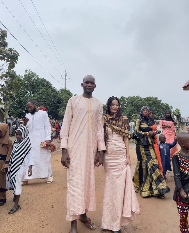 Pasangan ini mengikat janji suci pernikahan pada Jumat (26/4/2019) di hadapan teman dan keluarga mereka. Fila membuat kaget karena mau menikah dengan Adama padahal baru mengenal pria Afrika itu dua bulan. Meskipun Fila telah menerima beberapa komentar negatif tentang pernikahannya karena perbedaan ras dan budaya, dia tidak keberatan karena siapa pun yang dekat dengan Adama akan tahu bahwa suaminya adalah orang baik dari keluarga yang baik. Foto: Dok.Instagram @filaamir.