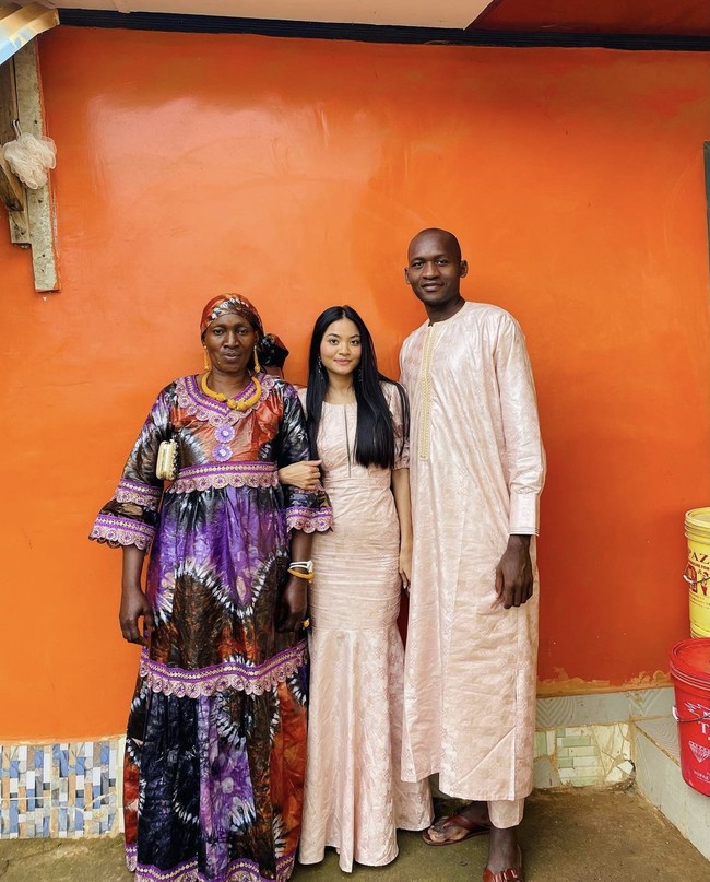 Usai menikah dan tinggal di Malaysia, Nur Afilah Amir Rusdi dan Adama memutuskan untuk ke kampung halaman Adama di Guinea pada (29/6/2021). Filah pun mengabadikan berbagai kegiatannya di Gunea bersama keluarga sang suami. Mulai dari merayakan Idul Adha bersama, liburan dan juga tradisi yang ada di Guinea. Foto: Dok.Instagram @filaamir.