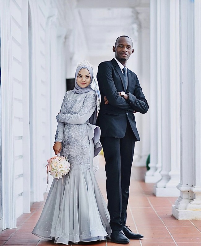 Kehidupan pasangan Afrika - Melayu ini membuat warganet penasaran soal pekerjaan mereka. Menjawab rasa penasaran netizen, keduanya mengungkapkan apa pekerjaan mereka yang selama ini dikira mendapatkan uang hanya dari konten YouTube. Selain mendapatkan pemasukan dari media sosial, keduanya memiliki bisnis furniture yang berada di Malaysia. Foto: Dok.Instagram @filaamir.