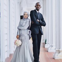 Kehidupan pasangan Afrika - Melayu ini membuat warganet penasaran soal pekerjaan mereka. Menjawab rasa penasaran netizen, keduanya mengungkapkan apa pekerjaan mereka yang selama ini dikira mendapatkan uang hanya dari konten YouTube. Selain mendapatkan pemasukan dari media sosial, keduanya memiliki bisnis furniture yang berada di Malaysia. Foto: Dok.Instagram @filaamir.