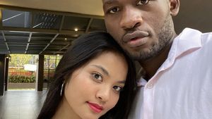 10 Foto Wanita yang Viral Dinikahi Pria Afrika Saat Baru Kenal