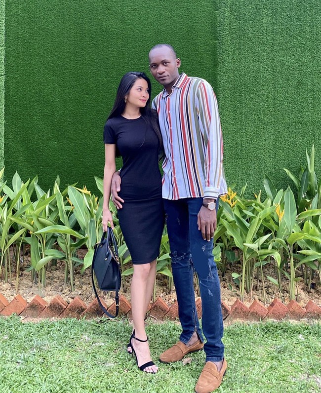 Pria itu adalah Adama Mohamed Camara, berasal dari Guinea, Afrika Barat. Dia saat itu sedang menempuh pendidikan untuk meraih gelar masternya di Universitas Sultan Zainal Abidin di Terengganu, Malaysia. Pria berusia 26 tahun itu pun mengungkapkan bahwa dirinya tertarik dengan kecantikan dan kepribadian Fila. Foto: Dok.Instagram @filaamir.