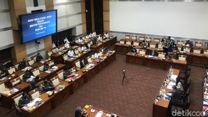 Komisi I DPR dengan Wamenhan-Panglima TNI menggelar rapat tertutup membahas anggaran dan program kerja