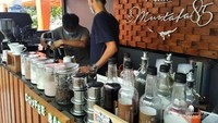 Ada tempat jajan juga di sini.