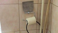Si pencuri tissue toilet pun menangis. Foto: Dok. Brightside
