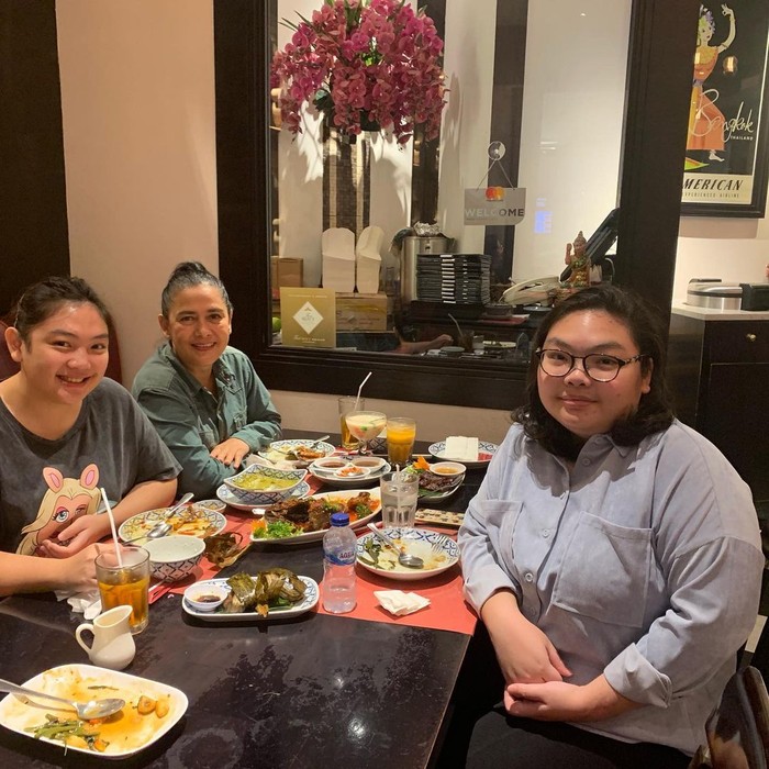 Kompaknya Lydia Kandou saat Masak Bersama Naysila Mirdad