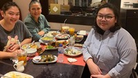 Sebagai ibu, Lydia Kandou tentu merasa sedih dengan kasus tersebut. Apalagi, Kenang Mirdad mengatakan bahwa dirinya tidak akan menceraikan Tyna dan akan memaafkan Tyna. Foto: Instagram @lydiakandou_