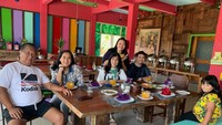 Meski anak-anaknya telah dewasa dan berkeluarga, tetapi artis senior tersebut masih sering menghabiskan waktu bersama. Salah satunya saat liburan hingga kulineran. Foto: Instagram @lydiakandou_