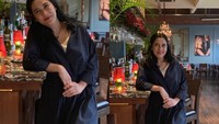 Meski kini usianya menginjak 58 tahun, tetapi Lydia Kandou tetap terlihat awet muda. Apalagi gayanya saat nongkrong di kafe yang satu ini. Foto: Instagram @lydiakandou_