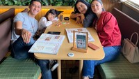 Ini adalah bukti kedekatan Lydia Kandou dengan Kenang Mirdad, Naysila Mirdad dan sang cucu. Sambil melihat-lihat buku menu, mereka tampak kompak saat foto bersama. Foto: Instagram @lydiakandou_