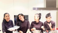 Kekompakan ibu dan anak tersebut juga dapat terlihat di foto ini. Lydia Kandou bersama Nana Mirdad dan Naysila Mirdad kompak memasak bersama di dapur. Foto: Instagram @lydiakandou_