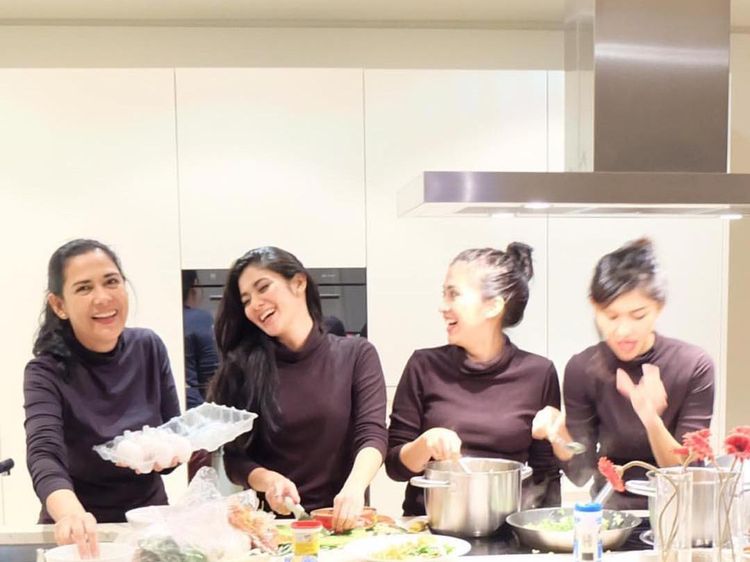 Kompaknya Lydia Kandou saat Masak Bersama Naysila Mirdad