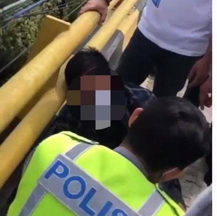 Mahasiswa di Kota Malang diduga hendak bunuh diri dari Jembatan Soekarno-Hatta. Percobaan bunuh diri tersebut digagalkan polisi.