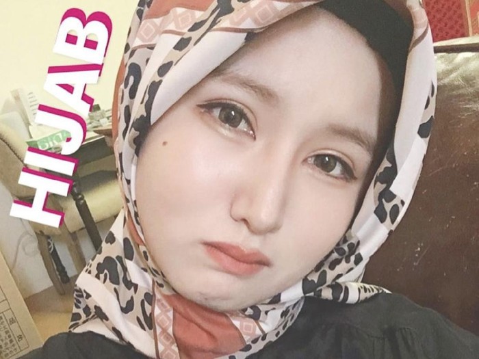 Makoto Miyoshi tampil memakai hijab. Makoto Miyoshi tampil memakai hijab.