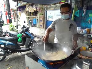 Keren! 5 Mantan Chef Ini Jualan Chinese Food di Gerobak hingga Halaman Rumah