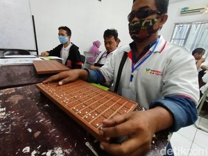 Antusiasme Tunanetra Karawang Belajar Membaca-Menulis Huruf Braille