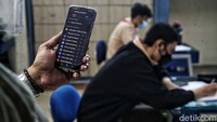 Sisanya tetap mengikuti pelajaran via daring melalui smartphone atau laptop.