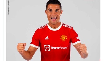 Dia sudah di sini, tulis Sky Sports, yang menampilkan Ronaldo tersenyum lebar mengenakan jersey MU. Foto: Twitter