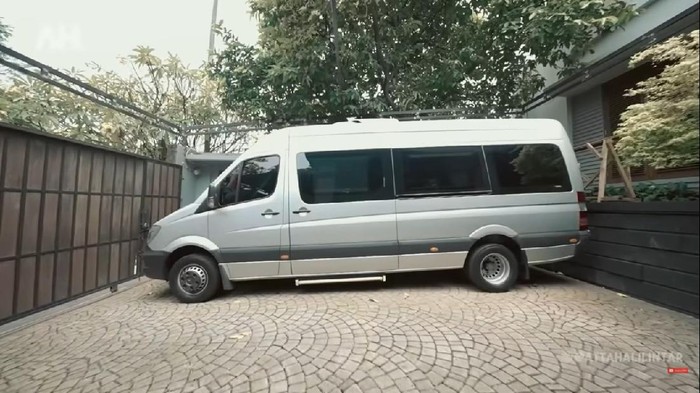 Mercedes-Benz Sprinter Atta Halilintar kado untuk calon anak di dalam kandungan Aurel Hermansyah