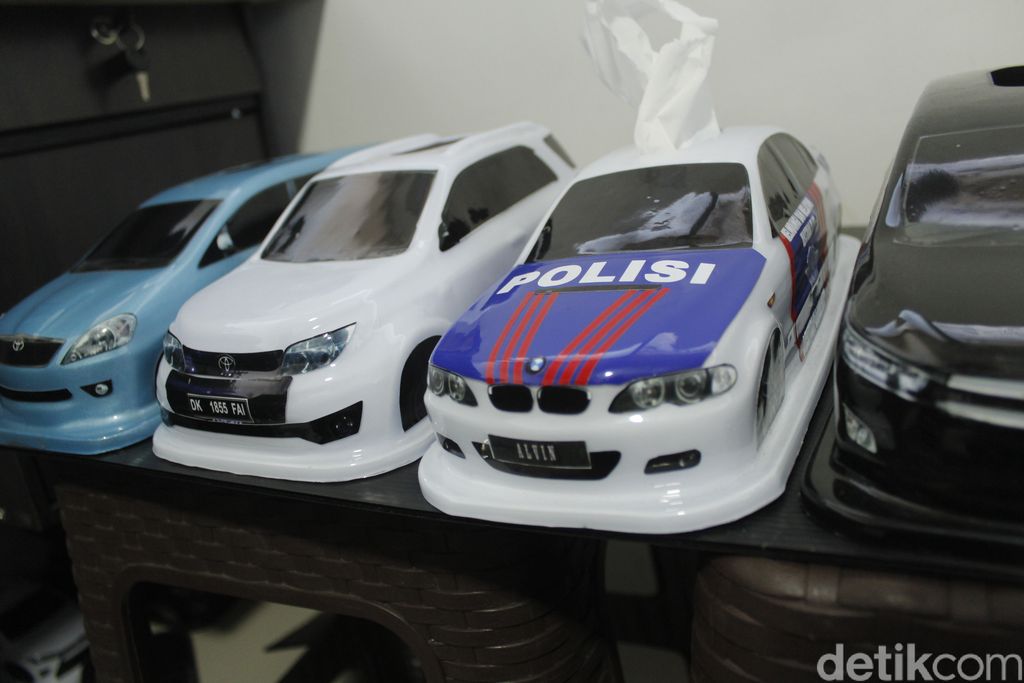 Sekelompok anak muda di Kota Bandung berkreativitas dengan menciptakan kotak tisu berbentuk mobil. Kreasi ini sasar pasar mancanegara lho.