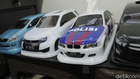 Puluhan kotak tisu berbentuk berbagai jenis mobil berjejer di bengkel Rumah Kreatif Bandung yang terletak di Sunrise Hill, Mandalajati, Kota Bandung. Jika dilihat sekilas, kotak tisu tersebut berbentuk seperti mainan diecast atau miniatur mobil karena warnanya yang mengkilap.