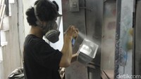 Salah seorang founder Box Tissue Rumah Kreatif Bandung Aditya Kresnawan mengatakan, bisnis tersebut berawal dari hobi yang digelutinya, yakni mengoleksi diecast dan mobil remote control (RC). Hingga akhirnya, ia bersama kedua kawannya berinisiatif untuk membuat suatu produk yang tak jauh dari hobi mereka.
