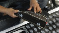 Ia mengatakan, dalah satu hari rata-rata bisa diproduksi 50 - 150 pcs. Kebanyakan pemesan memesan mobil berjenis SUV atau Family Car, satu kotak tisu dibanderol dengan harga Rp 199 ribu.
