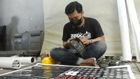 Dampak pandemi COVID-19 pun, dikatakan Aditya, tak begitu berpengaruh terhadap sisi penjualan kotak tisu tersebut. Hanya saja, sempat ada keterlambatan produksi akibat bahan baku yang tertahan di negara yang menerapkan lockdown.