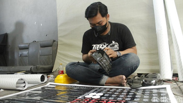 Mobil Kotak Tisu Buatan Bandung Ini Gaspol Sampai Dubai Lho Sekelompok anak muda di Kota Bandung berkreativitas dengan menciptakan kotak tisu berbentuk mobil. Kreasi ini sasar pasar mancanegara lho.