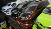 Ini dia penampakan mobil kotak tisu buatan sekelompok anak muda di Bandung. Uniknya, bentuk hingga detail dari kotak tisu itu menyerupai mobil aslinya.