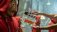 Adegan-adegan di Money Heist 5 vol 1, terlihat topeng Salvador Dali. Foto: TAMARA ARRANZ/NETFLIX/TAMARA ARRANZ/NETFLIX