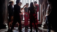 Para pemeran Money Heist sedang beraksi di depan kamera. Foto: TAMARA ARRANZ/NETFLIX/TAMARA ARRANZ/NETFLIX