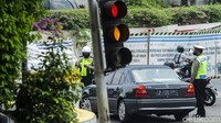 Meski berlaku tilang elektronik, penjagaan polisi tetap akan dilakukan di kawasan ganjil-genap. Pasalnya, di tiga kawasan ganjil-genap di DKI Jakarta belum semuanya terpasang kamera e-TLE.