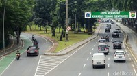 Kendaraan yang melintas melewati titik ganjil-genap didominasi oleh kendaraan roda empat. Bagi para pemotor diperbolehkan langsung melintasi Jl Jenderal Sudirman.