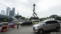 Arus lalu lintas di titik ganjil-genap Jl Jenderal Sudirman pagi ini terpantau ramai lancar. Sejumlah petugas gabungan dari polisi, Dishub dan Satpol PP tampak berjaga di sekitar lokasi.