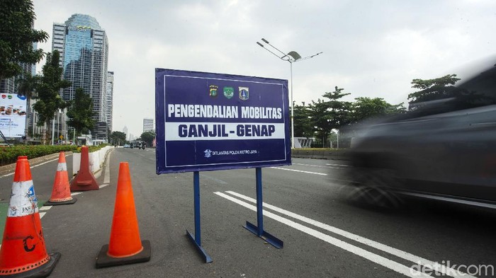 Direktorat Lalu Lintas Polda Metro Jaya menerapkan aturan ganjil-genap (gage) kendaraan di 3 ruas jalan di Ibu Kota. Mulai hari ini, mobil yang melanggar akan ditilang.